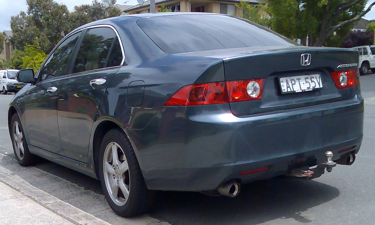 Yedinci nesil Honda Accord Euro sedan, makyaj öncesi ön-yan görünüm