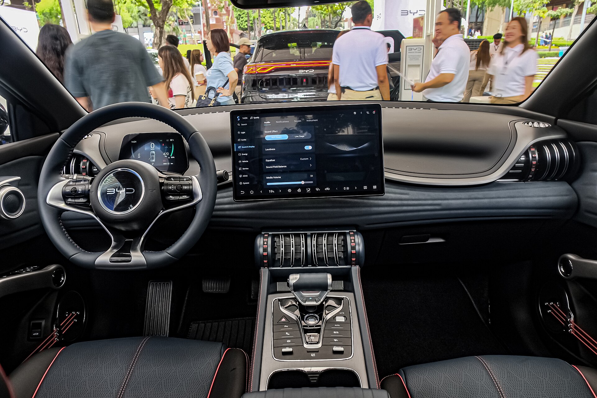 BYD Atto 3 kabin, ön konsol ve döner multimedya ekranı