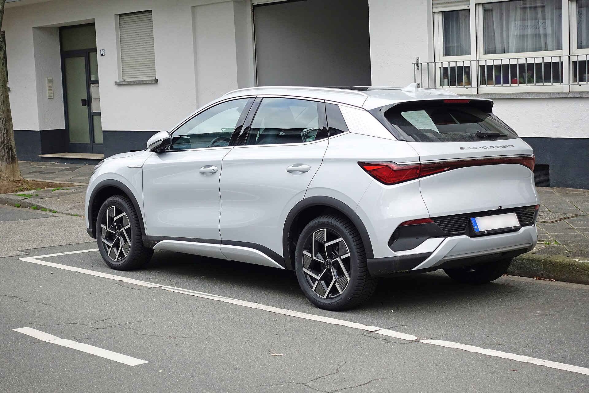 BYD Atto 3 arka bölüm ve bagaj kapağı görünümü