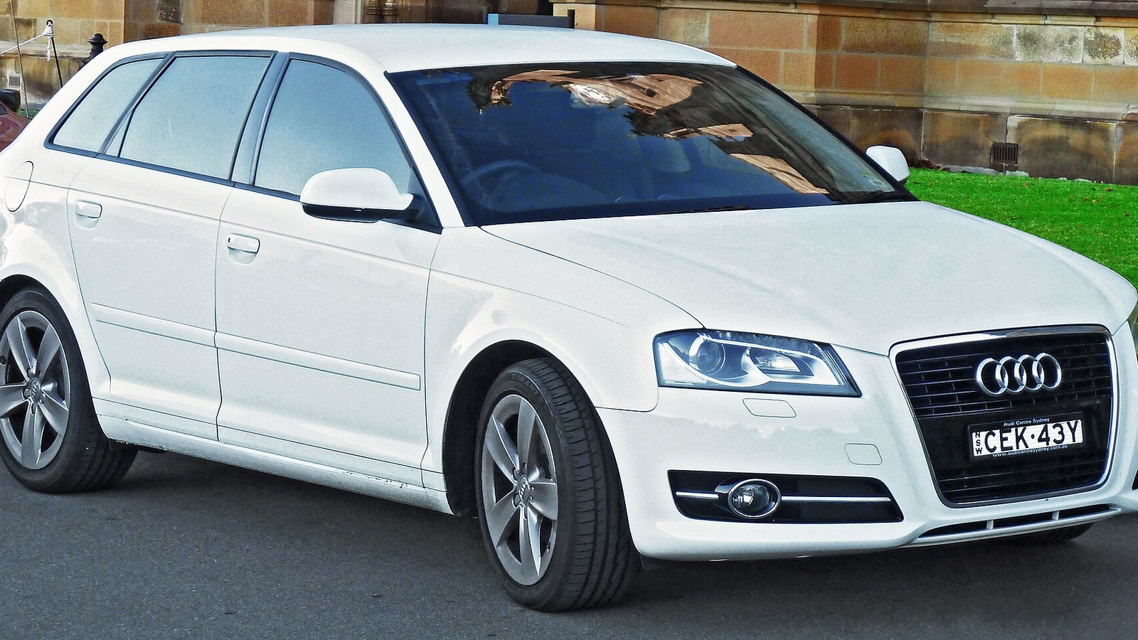 Beyaz makyajlı Audi A3 8P Sportback önden görünüm