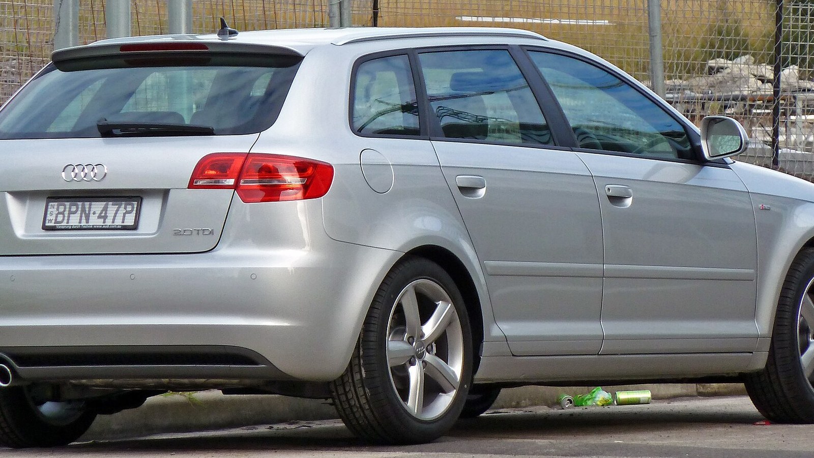 Gümüş Audi A3 8P Sportback arka ve yan görünüm
