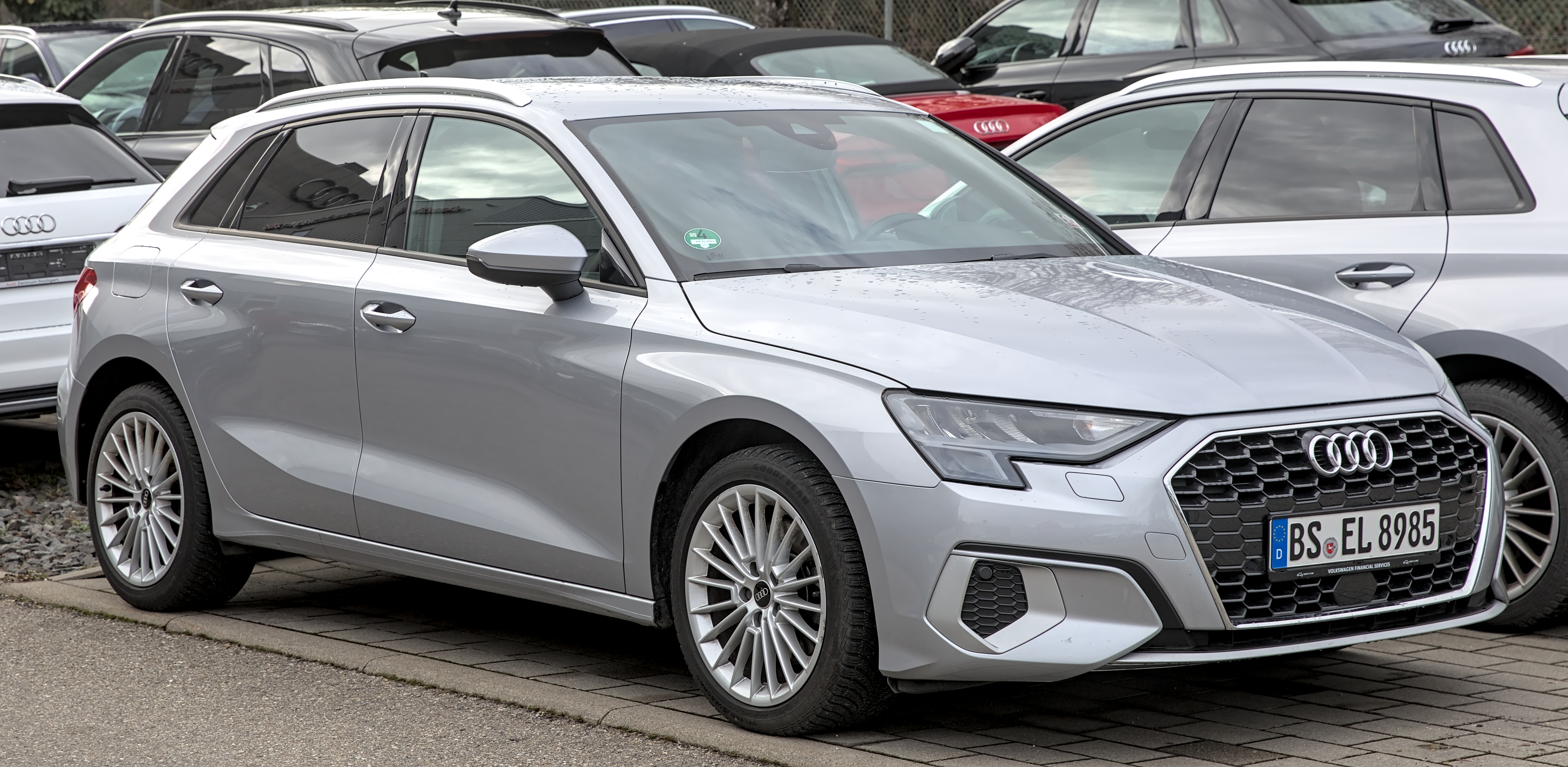 Audi A3 8Y Sportback yandan görünüm