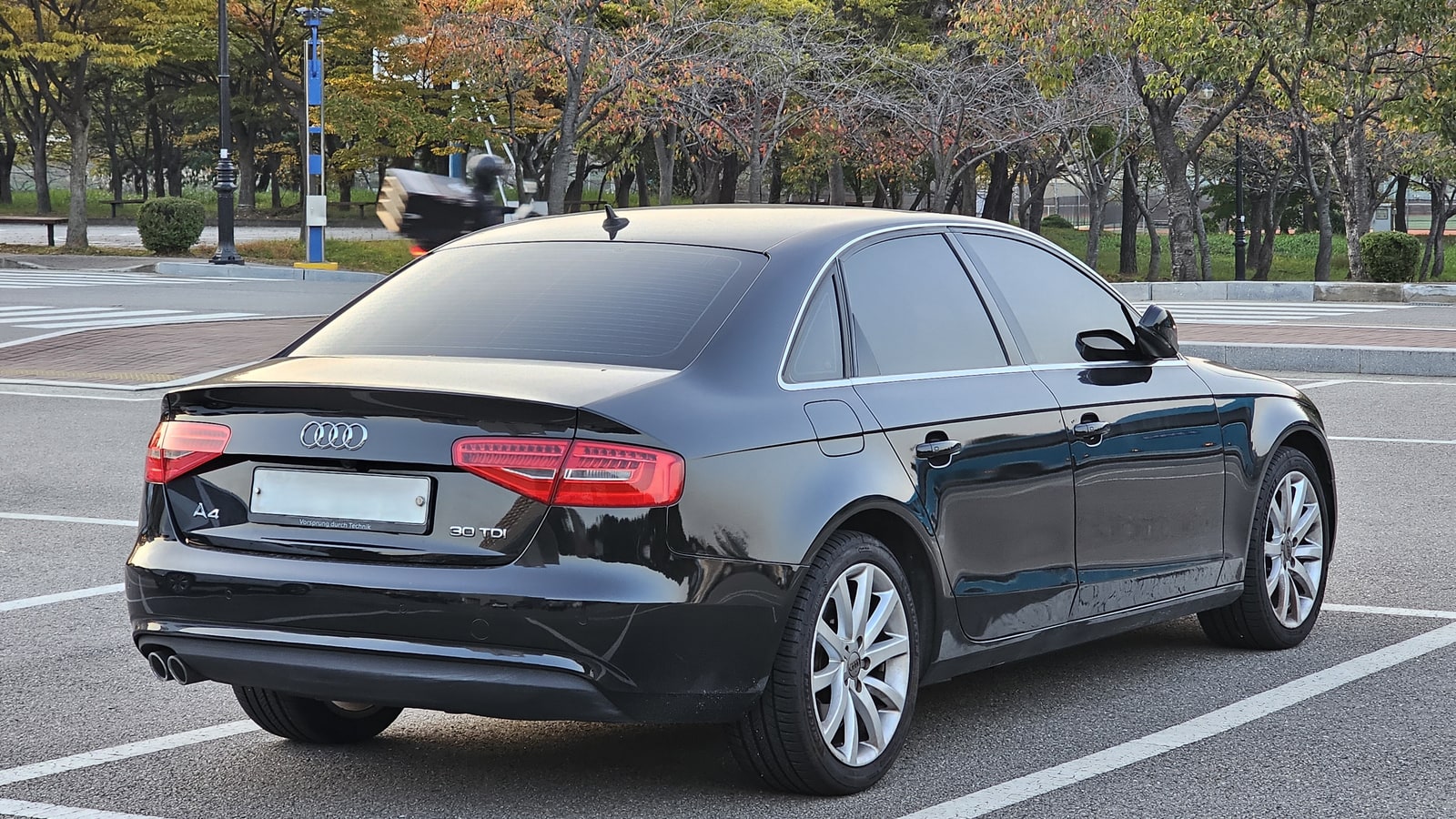 Audi A4 B8 arka ve yan görünüm