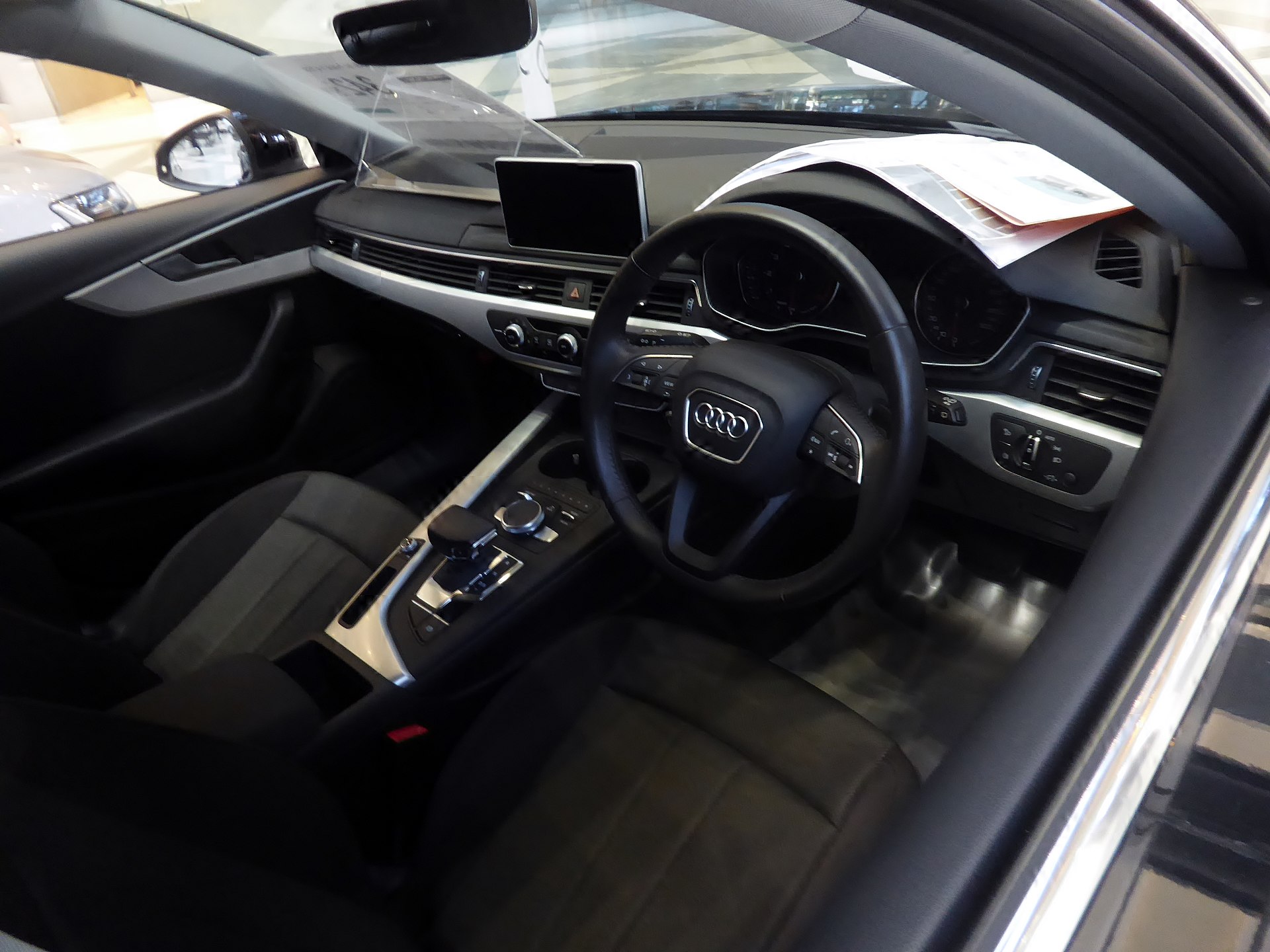 Audi A4 B9 1.4 TFSI iç mekânı ve S tronic konsolu