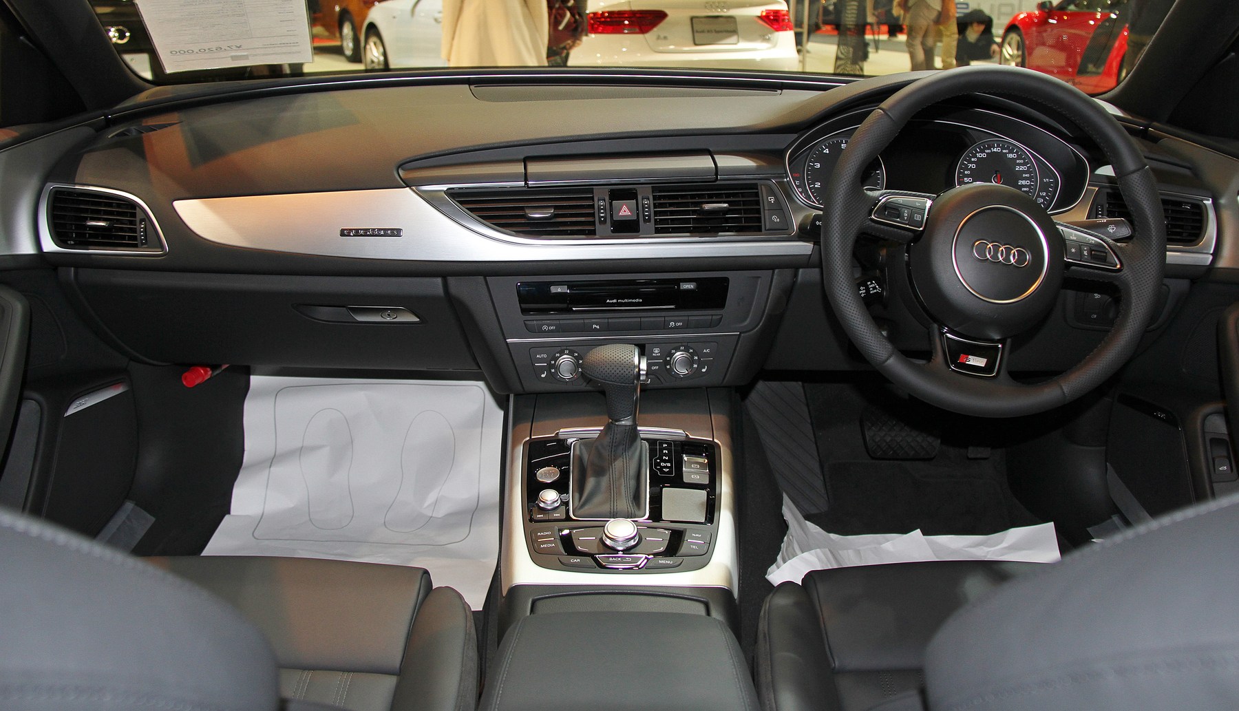 Audi A6 C7 iç mekân ve MMI ekranı
