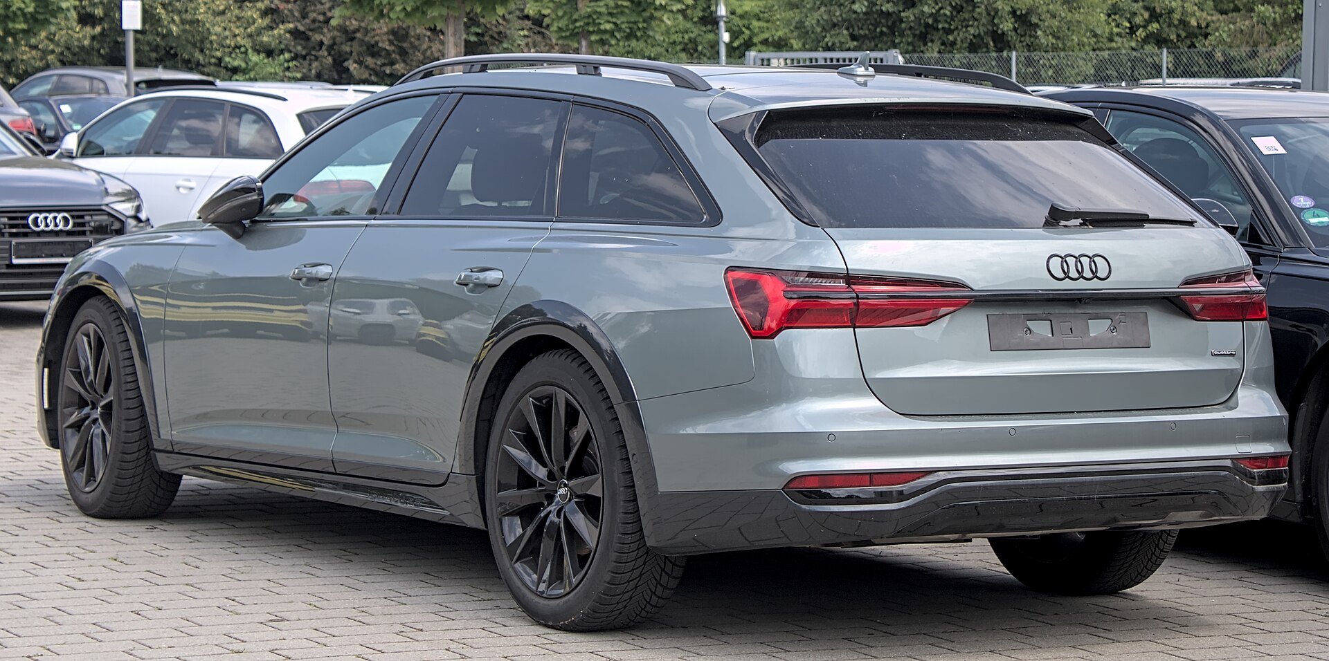 Audi A6 C8 allroad arka üç çeyrek görünüm