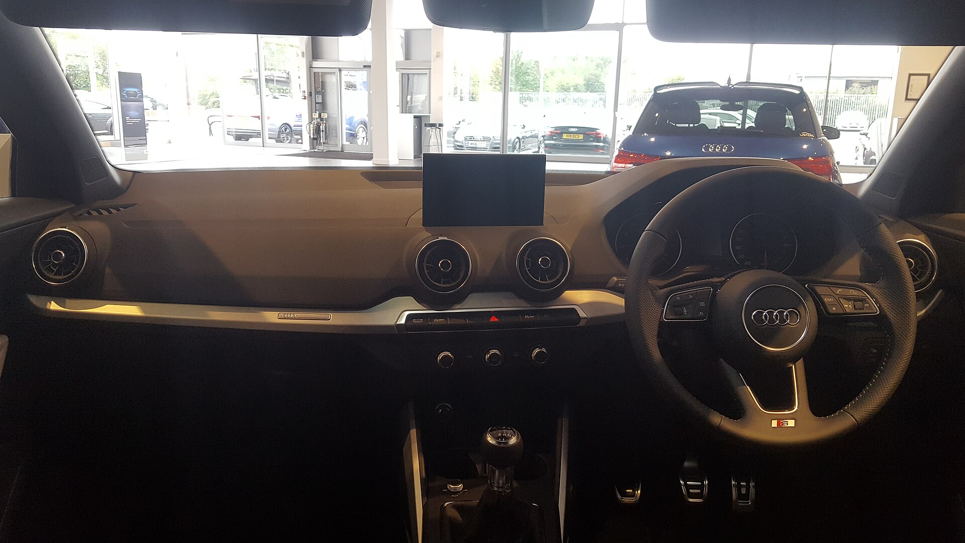 Audi Q2 iç mekânı MMI ve yuvarlak havalandırmalar