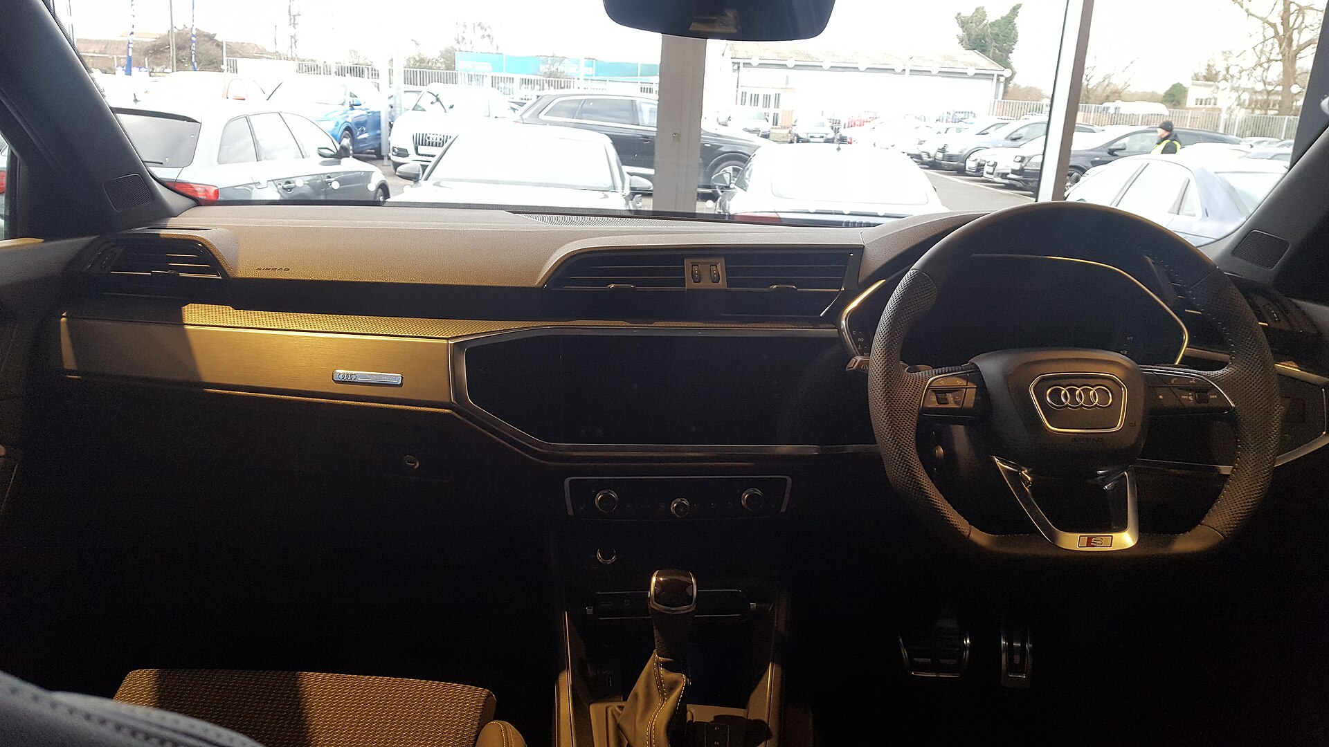 Audi Q3 F3 MMI ve Virtual Cockpit iç mekân