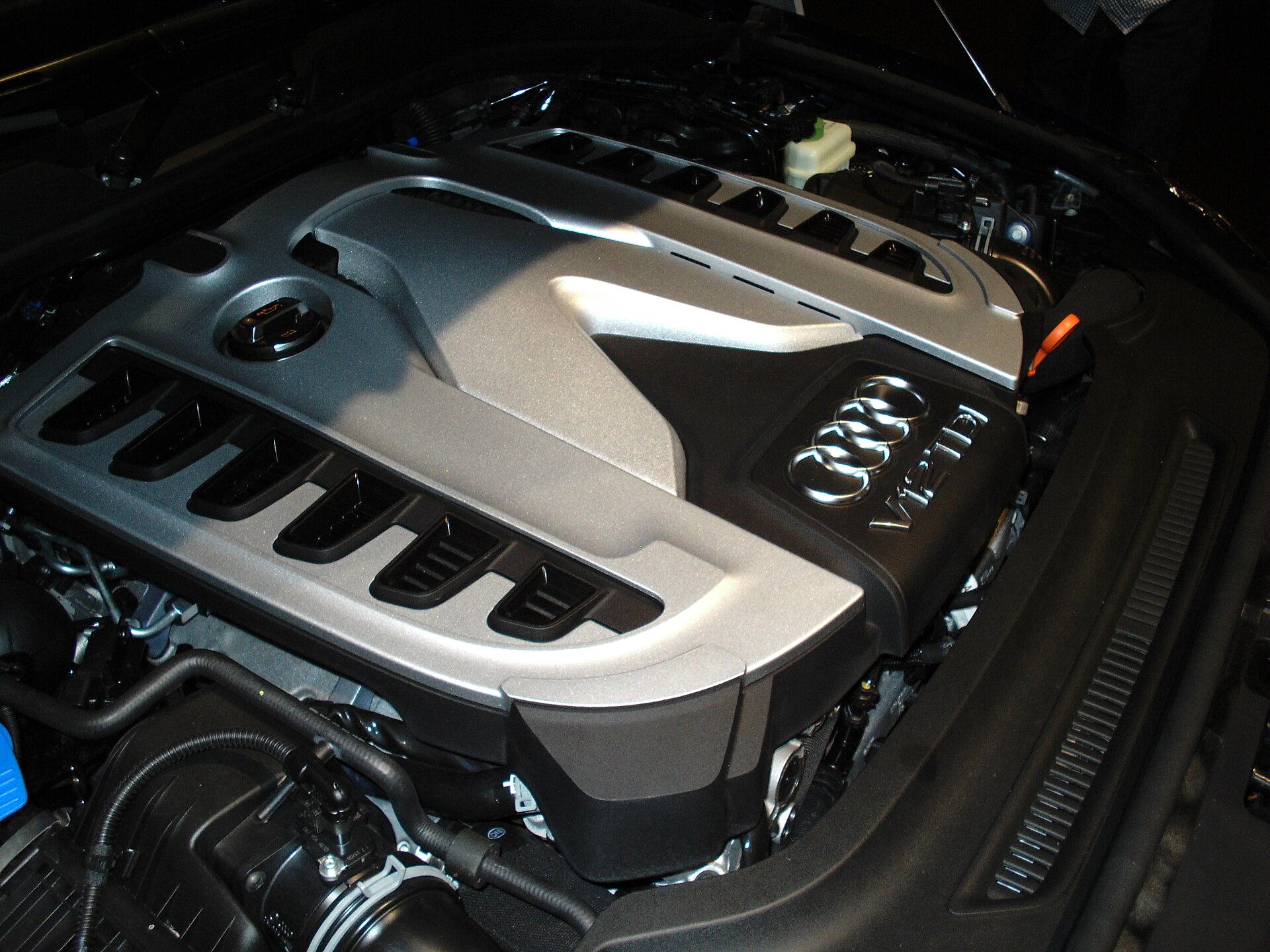 Audi Q7 V12 TDI motor örneği