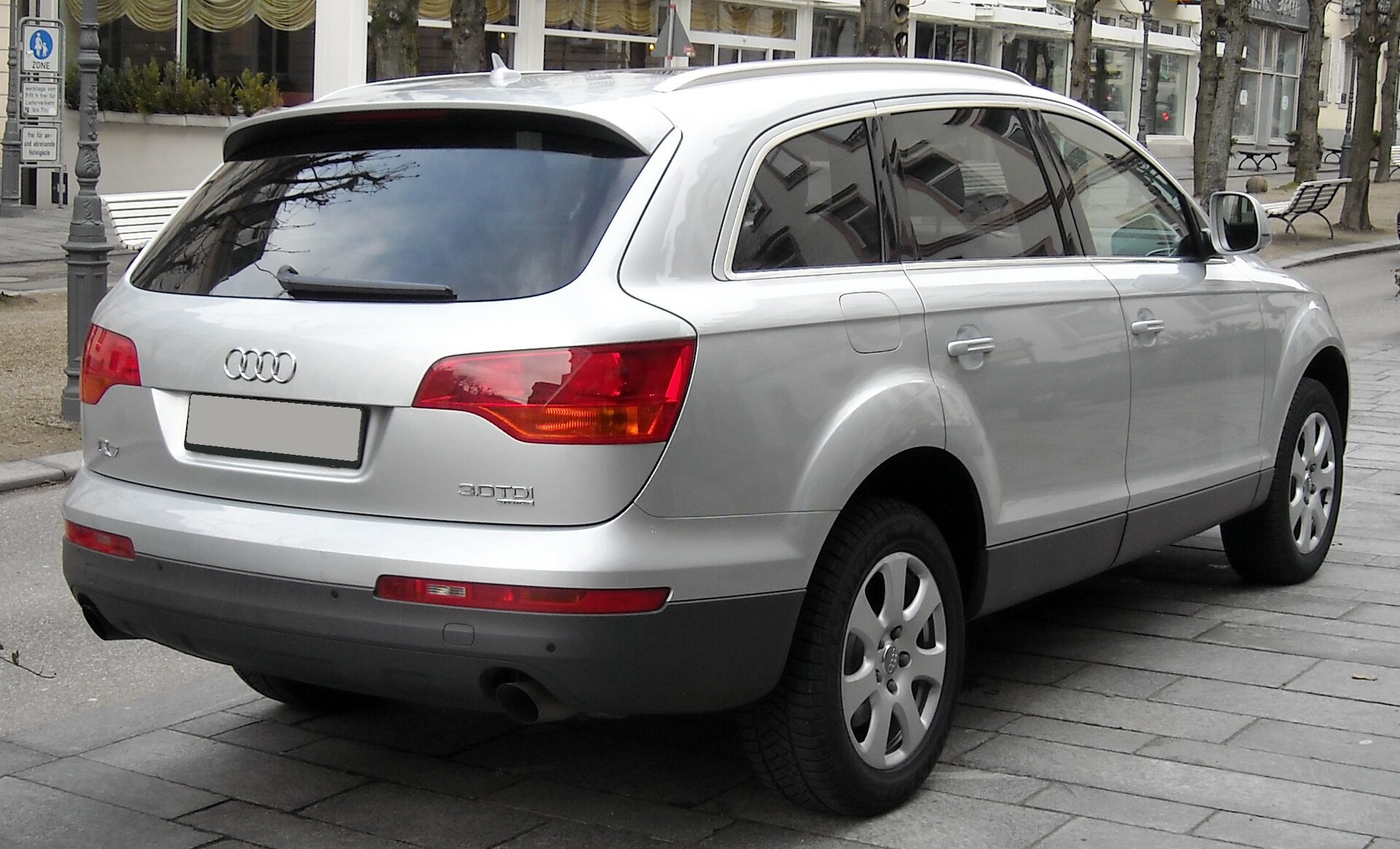 Audi Q7 4L arka görünüm ve çift açılır bagaj kapağı