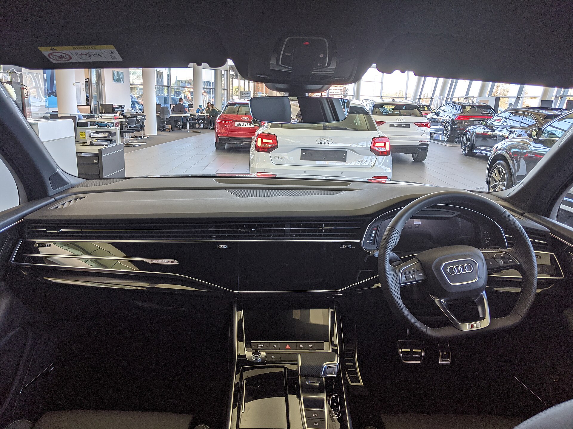 2019 makyajlı Audi Q7 iç mekânı ve çift dokunmatik ekranları