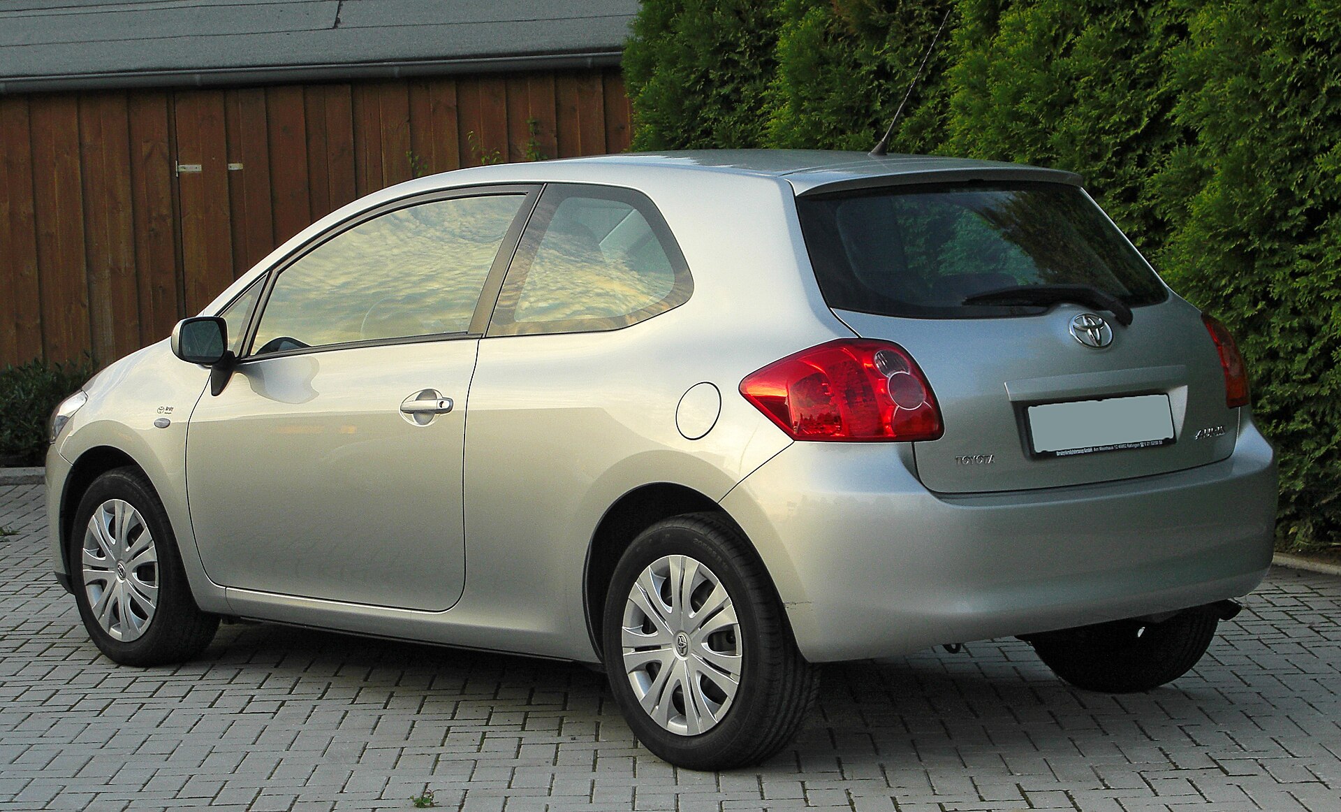 Toyota Auris E150 arka görünüşü