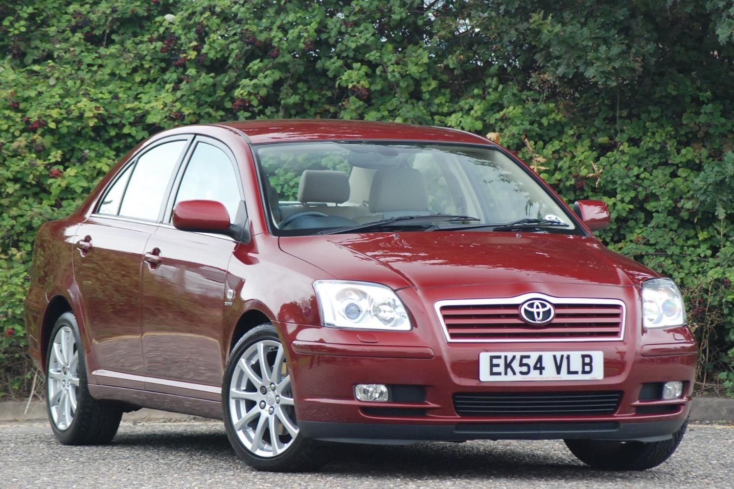 Toyota Avensis T25 sedan önden üç çeyrek görünüm