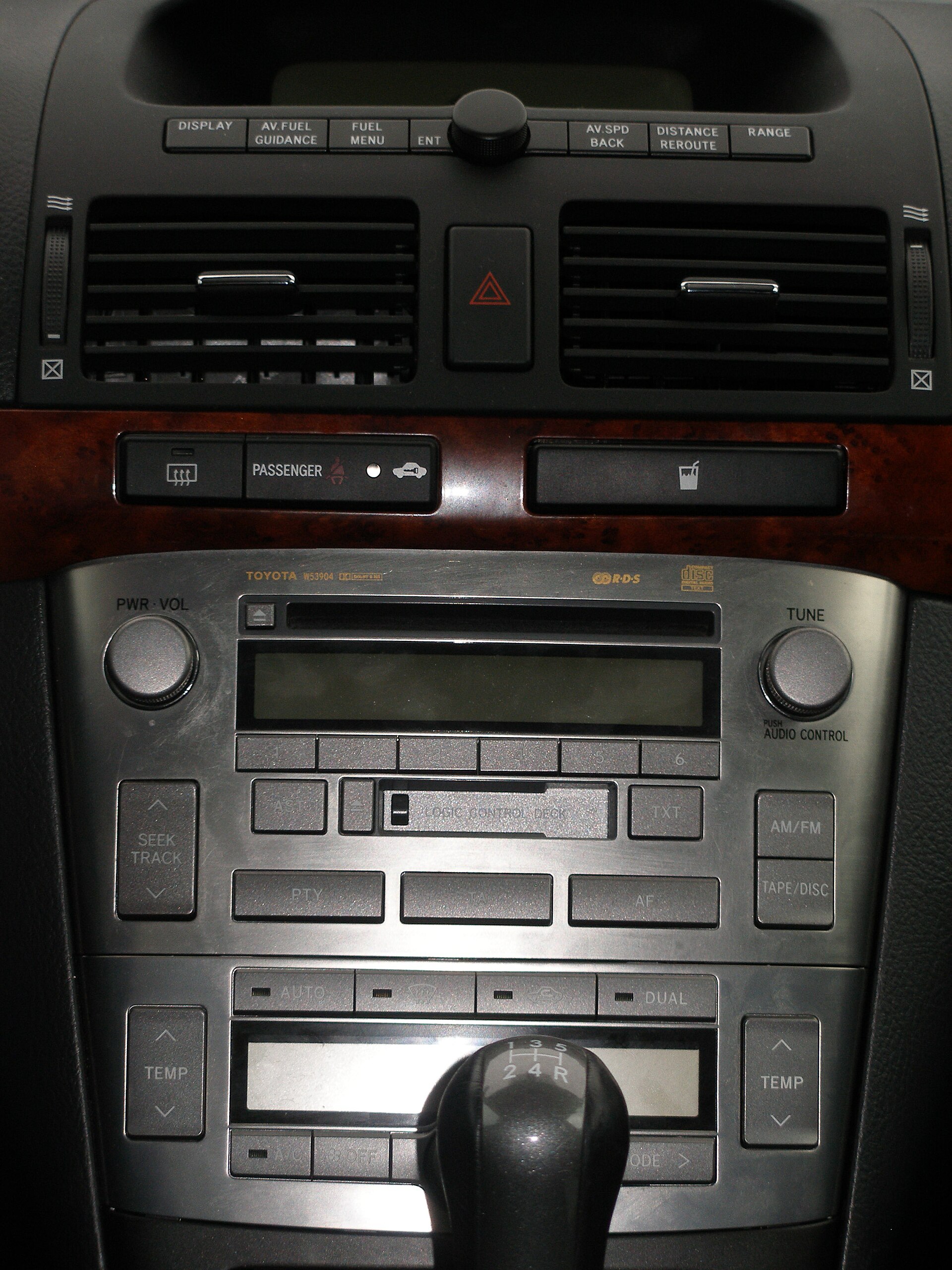 Toyota Avensis T25 kokpit ve gösterge paneli