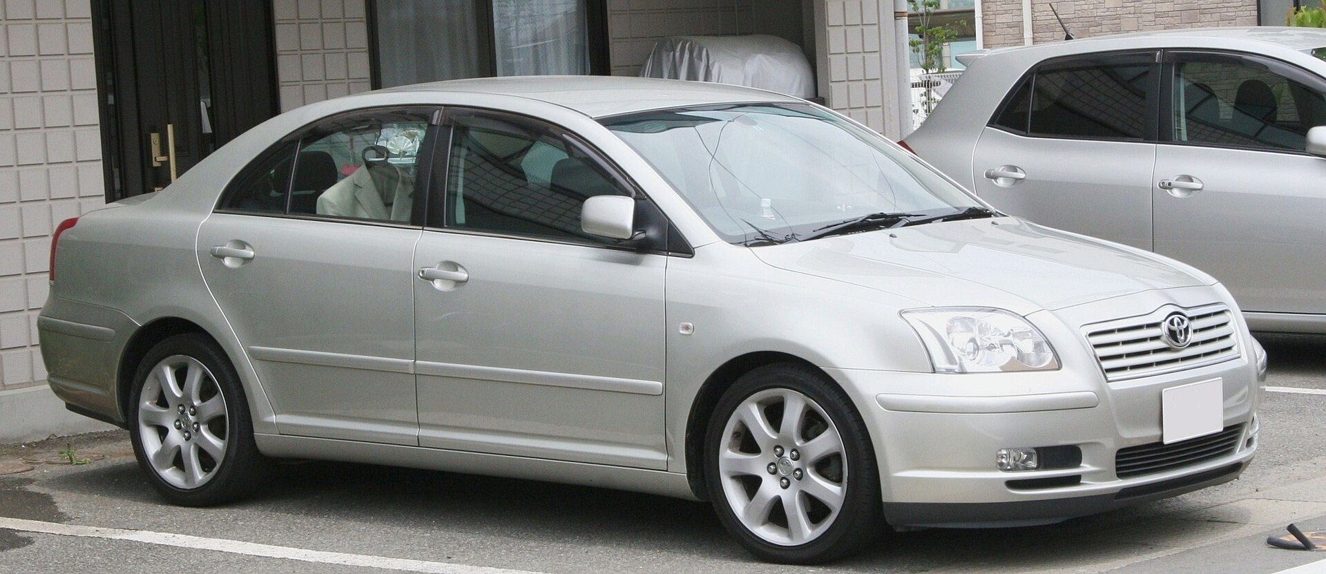 2003-2005 Toyota Avensis T25 erken dönem sedan