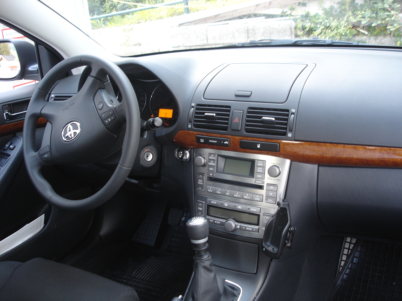 Toyota Avensis T25 iç mekân ve ön konsol