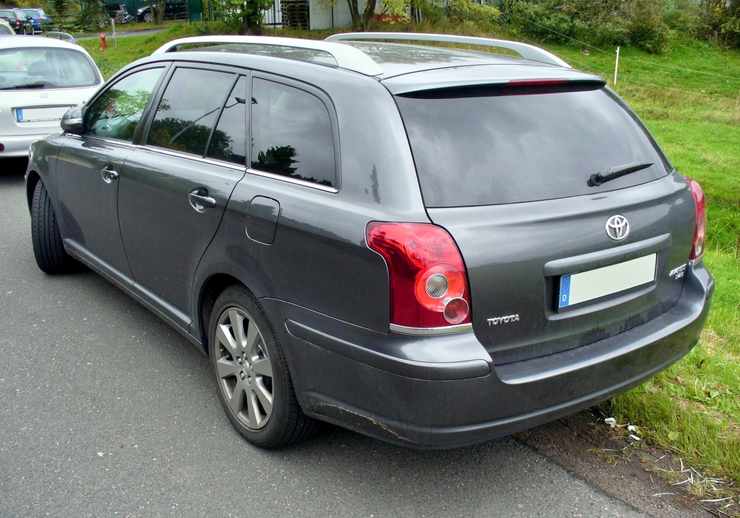 Toyota Avensis T25 station wagon makyajlı arka görünüm