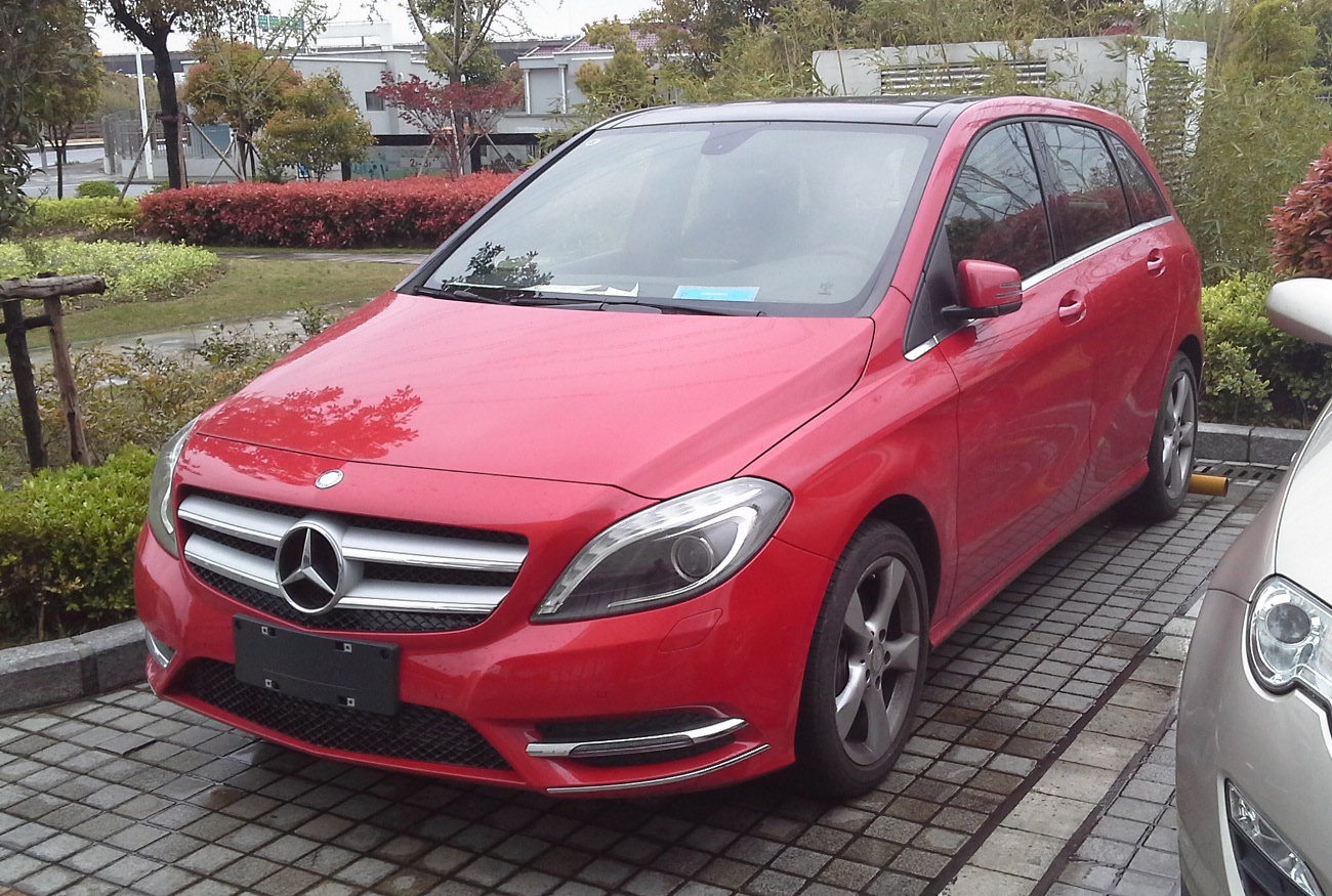 Mercedes-Benz B-Serisi W246 dış görünüm, farklı gövde rengi