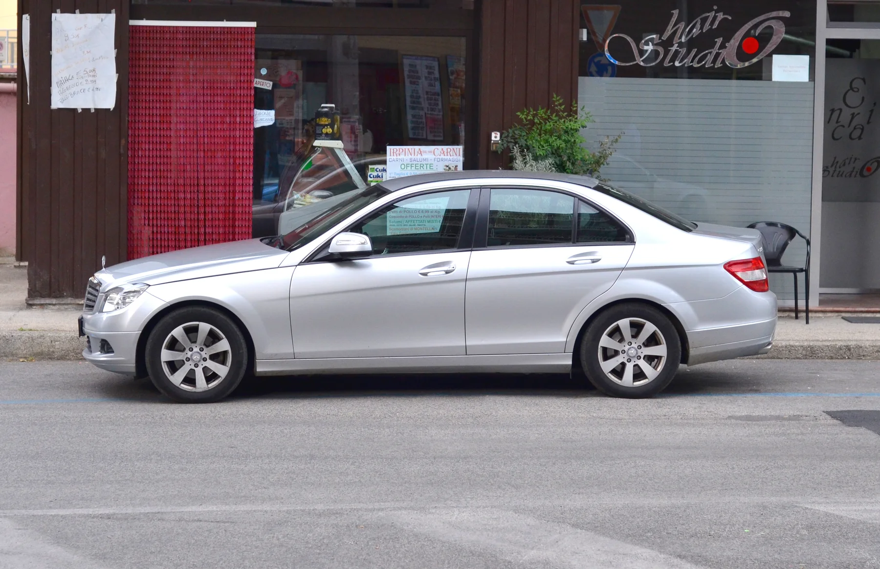 Mercedes-Benz W204 C Serisi ön ve yan görünümü