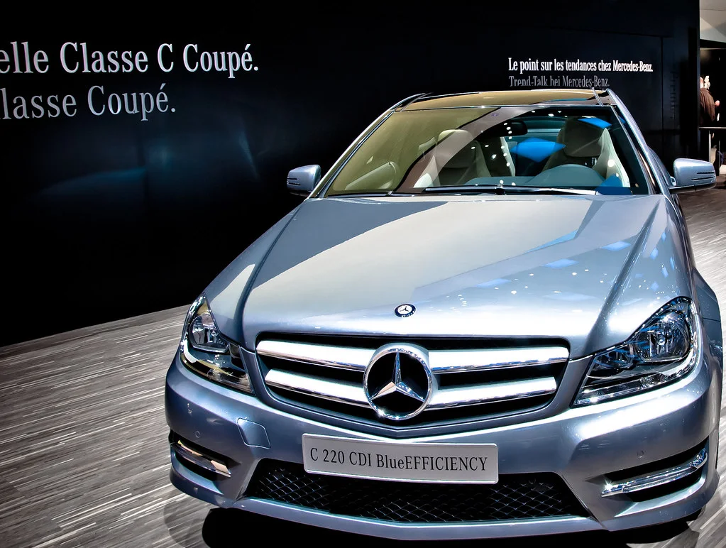 Mercedes-Benz W204 C Serisi yan ve arka görünümü