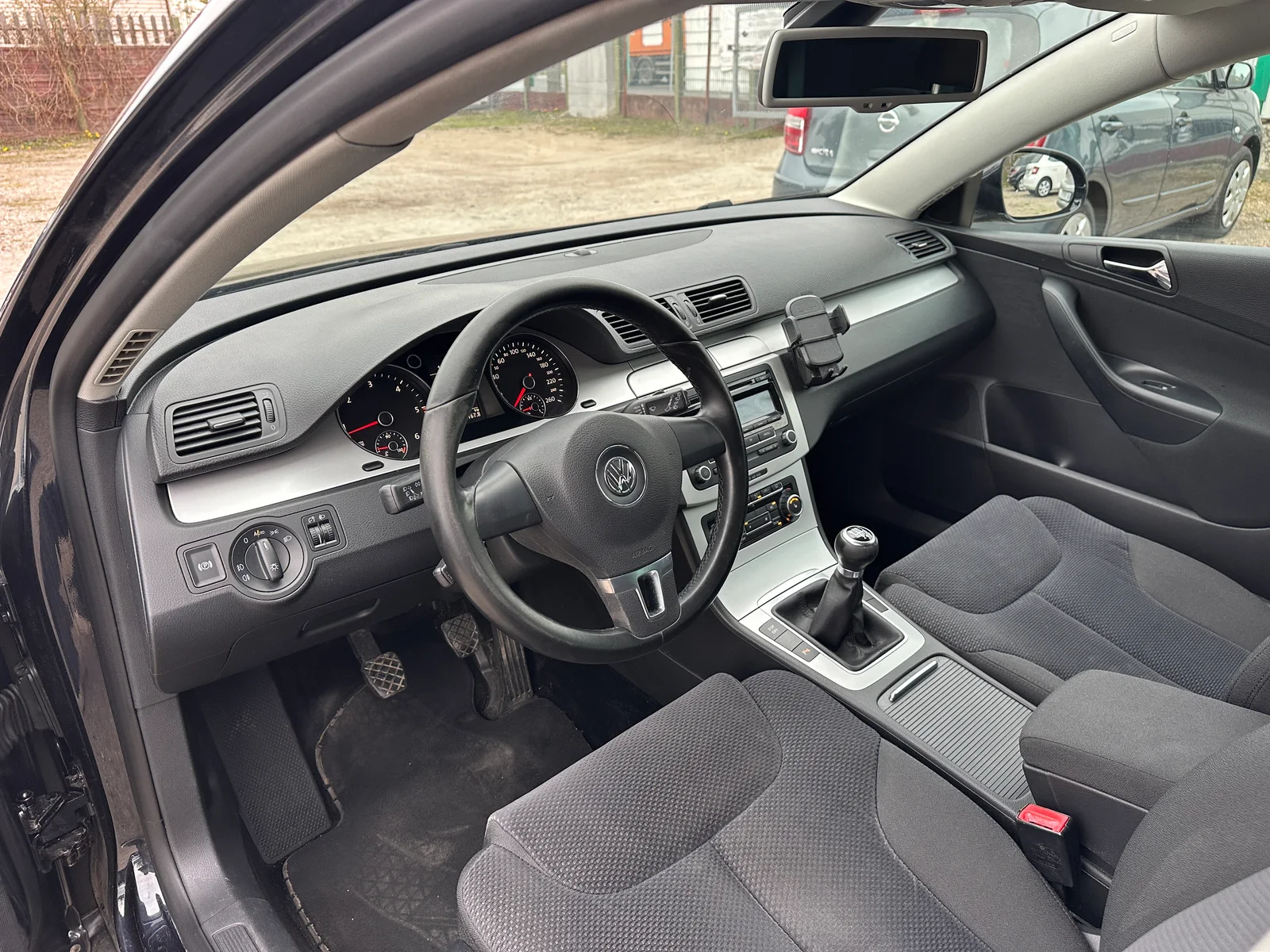 Volkswagen Passat Variant B6 (2010) – front interior from driver side