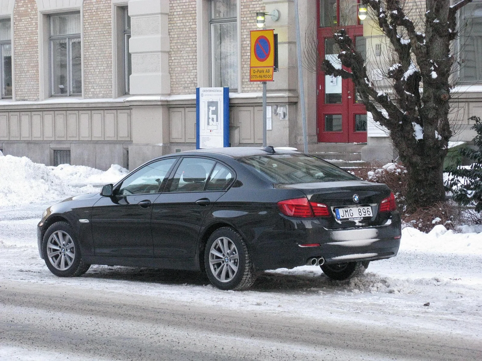 Makyaj öncesi BMW 520d F10 arkadan üç çeyrek görünüm