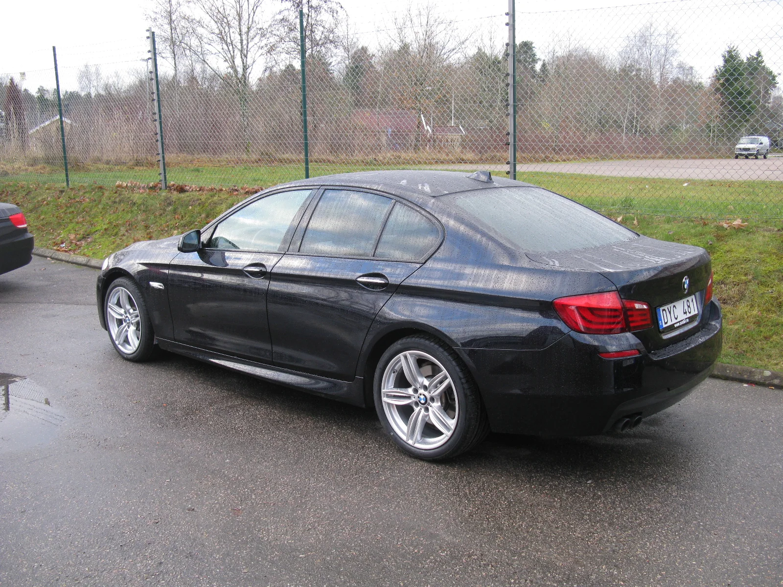 Siyah BMW 520d F10 M Sport arkadan üç çeyrek görünüm