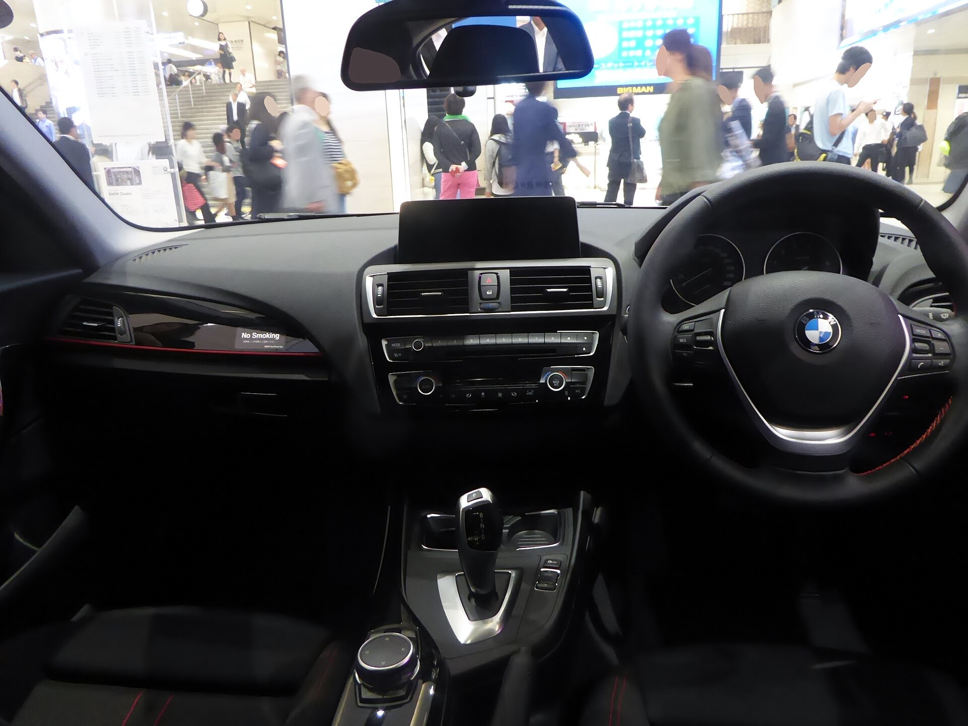 BMW F20 120i Sport iç mekânı ve otomatik vites konsolu