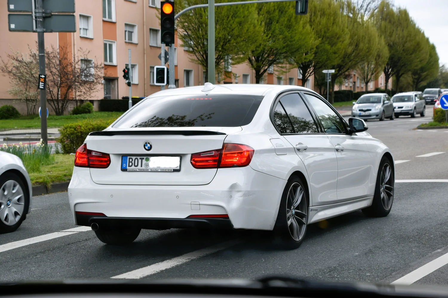 BMW F30 320d LCI arkadan ve yandan görünüm