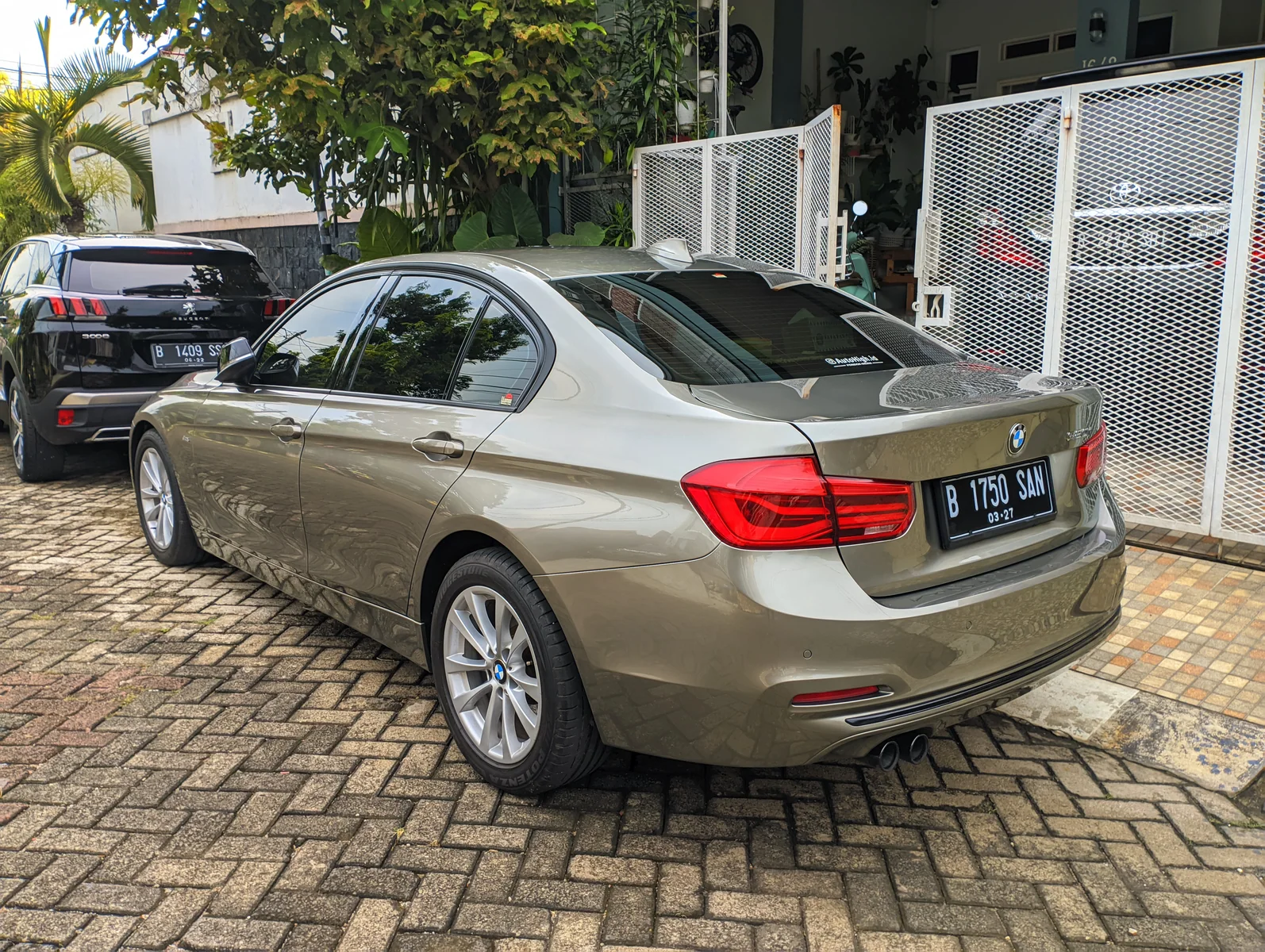 BMW F30 LCI 320i arkadan üç çeyrek görünüm