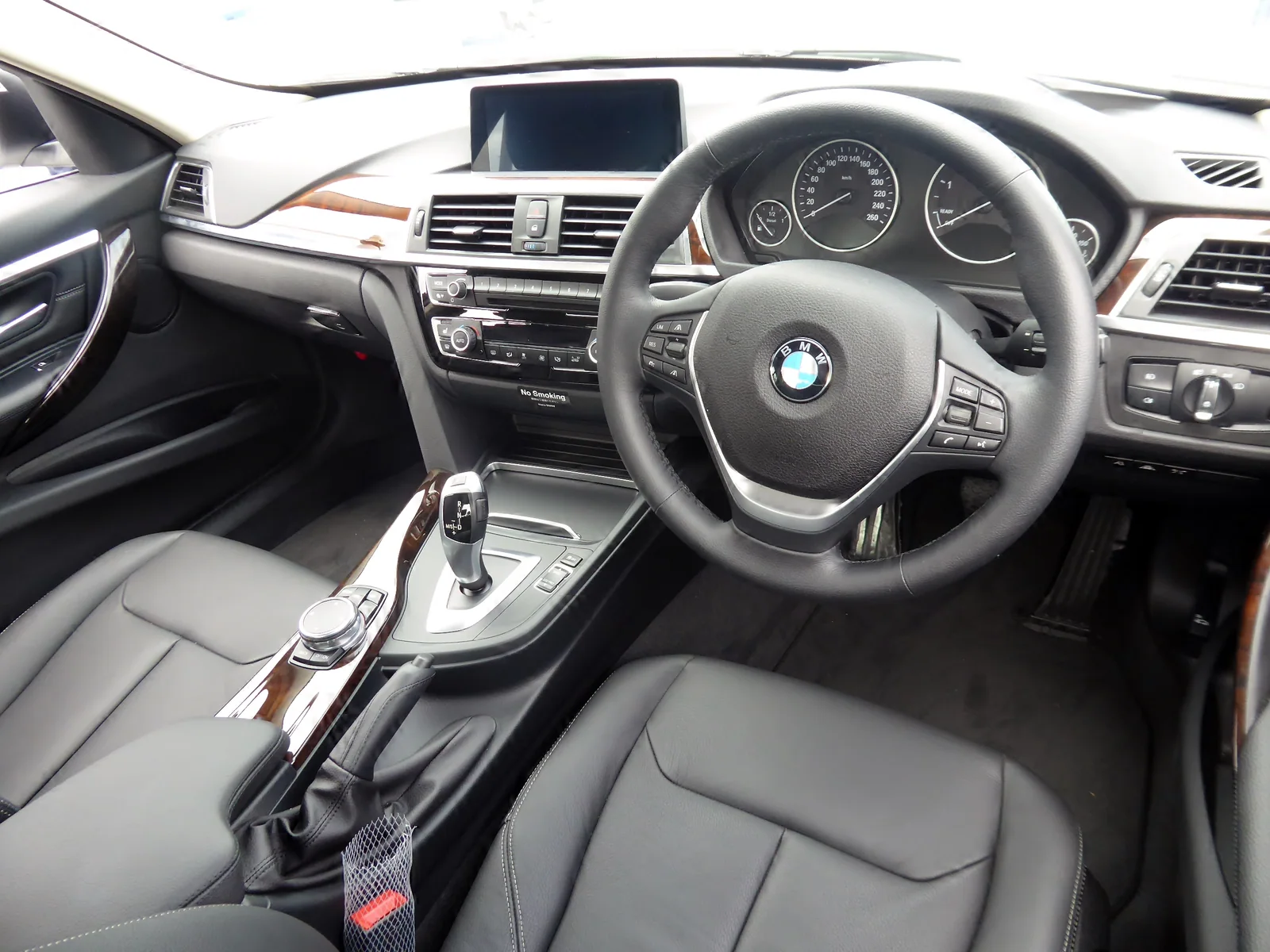 BMW F30 iç mekânı ve iDrive ekranı