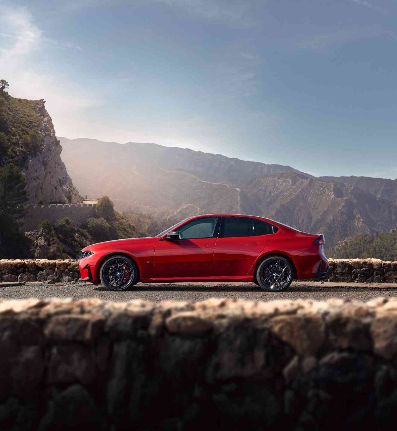 Kırmızı yeni BMW 3 Serisi G50 M350 xDrive yan profili