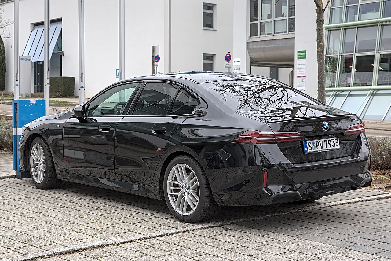 BMW G60 520d xDrive sedan, yandan görünüm