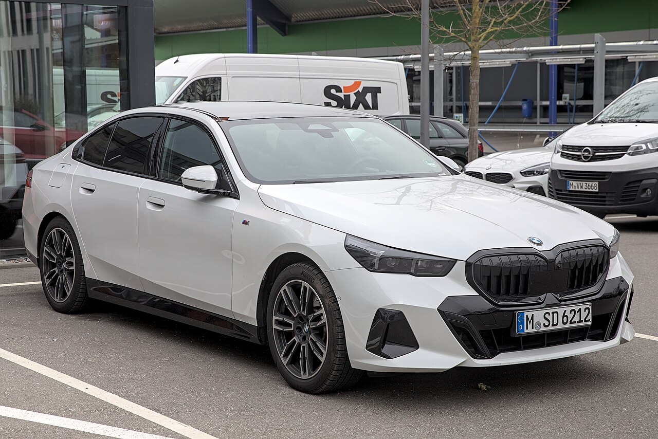 BMW G60 520i arka tasarım ve bagaj kapağı