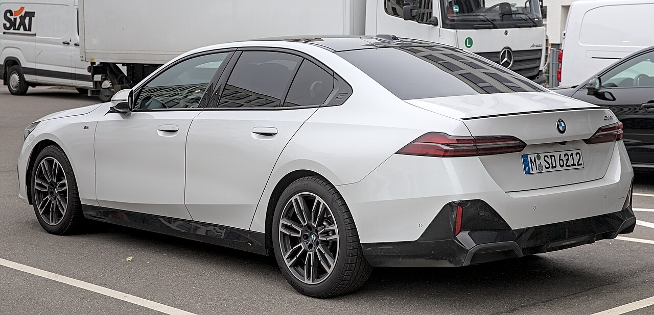 BMW 5 Serisi G60 ön jant ve gövde detayı