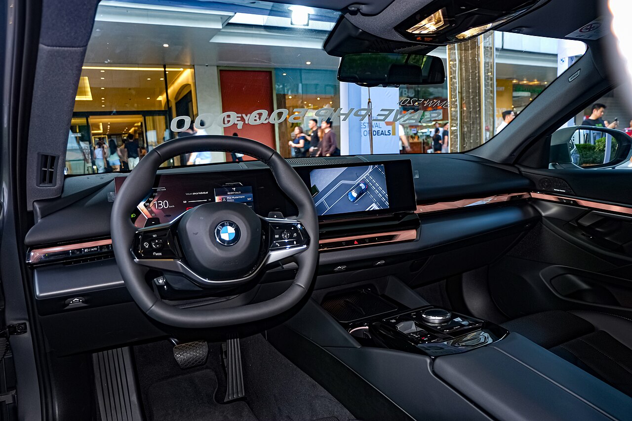 BMW G60 520i'nin kavisli gösterge ve multimedya ekranı