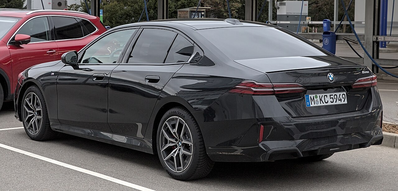BMW 5 Serisi G60 520i sedan, arkadan üç çeyrek görünüm