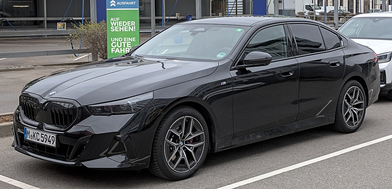 BMW G60 520i önden üç çeyrek görünüm
