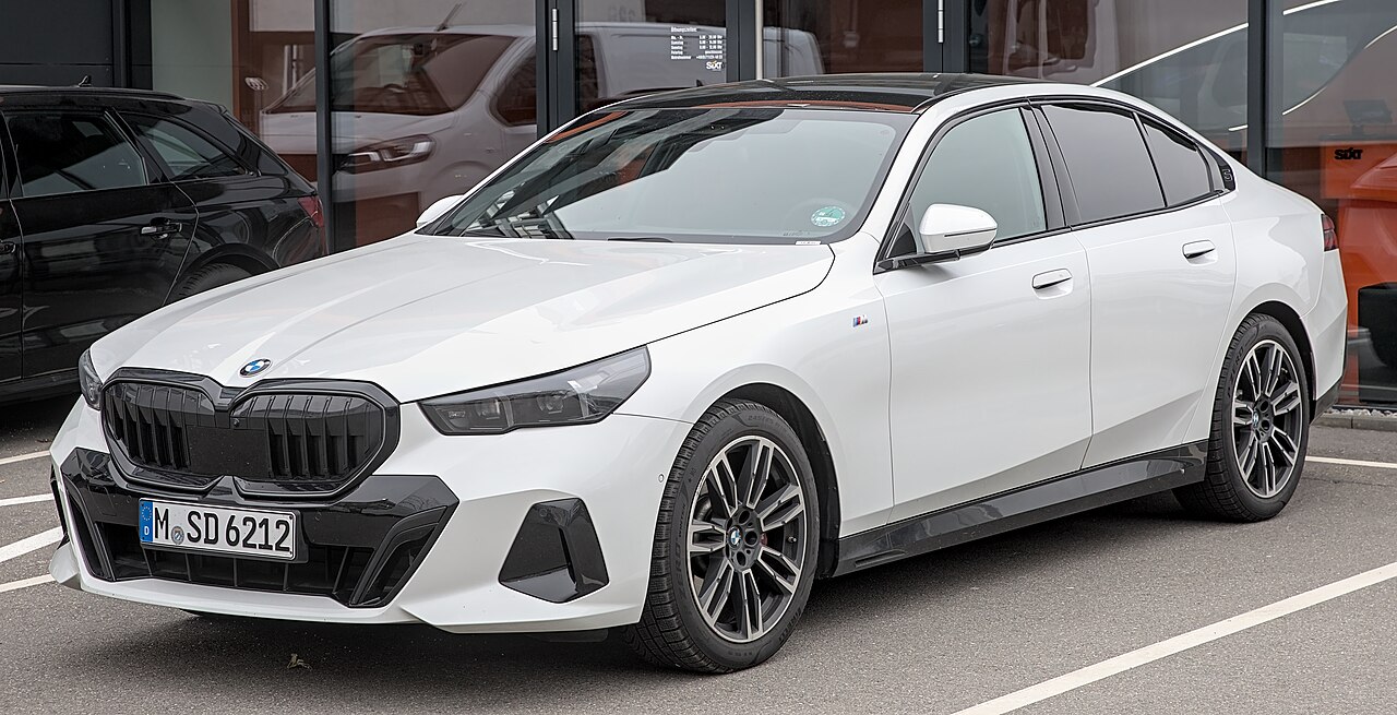 BMW 5 Serisi G60 520i yandan gövde görünümü