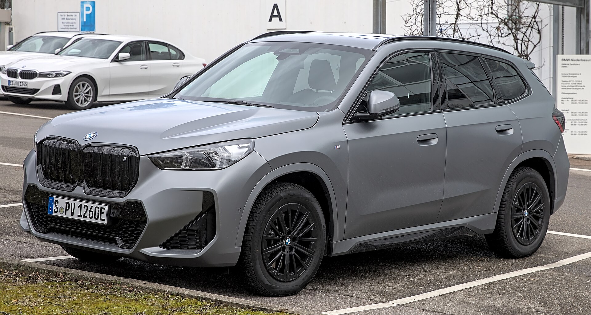 BMW iX1 Alım Rehberi: eDrive20, xDrive30, Batarya ve Şarj kapak görseli