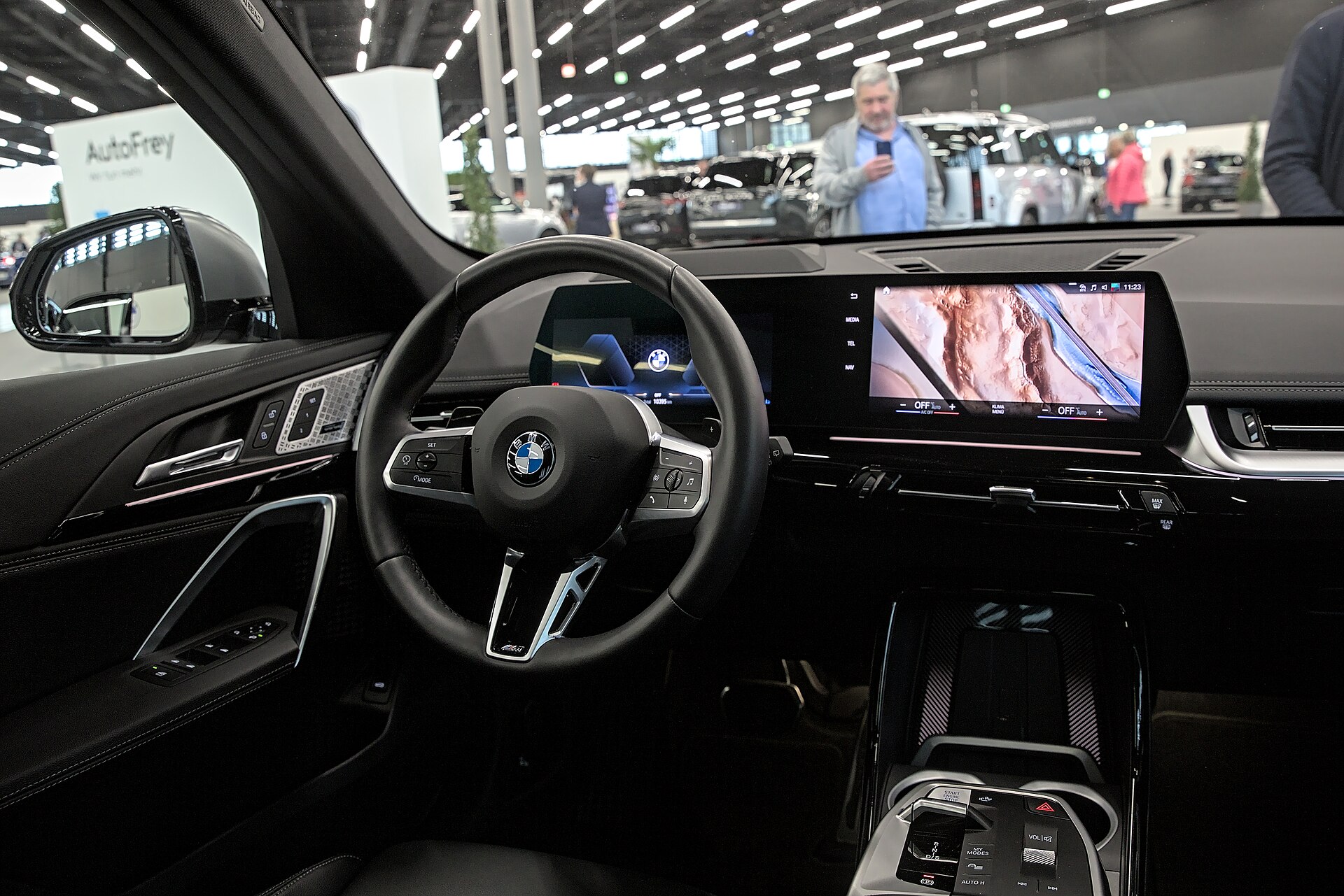 BMW iX1 U11 iç mekânı ve BMW Curved Display