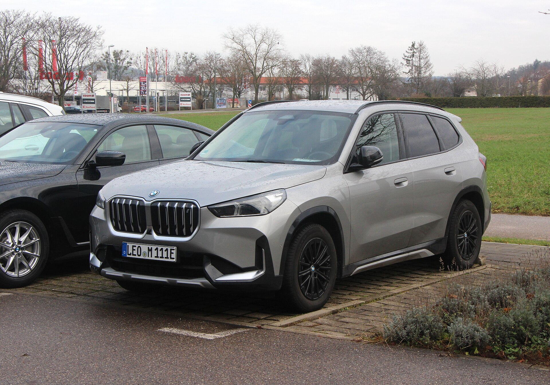 BMW iX1 şarj alanında önden üç çeyrek görünüm