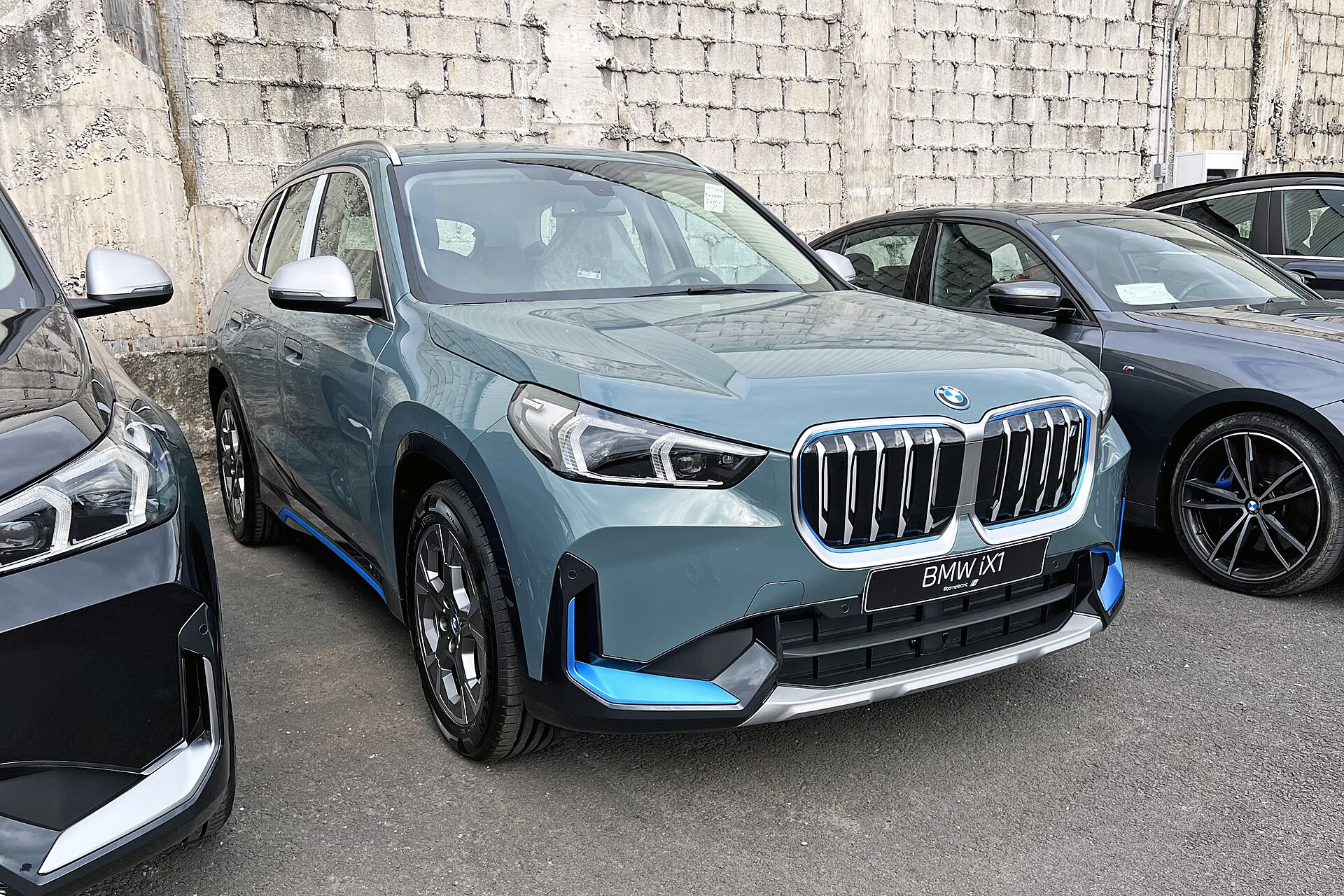 Mavi BMW iX1 U11 önden görünüm