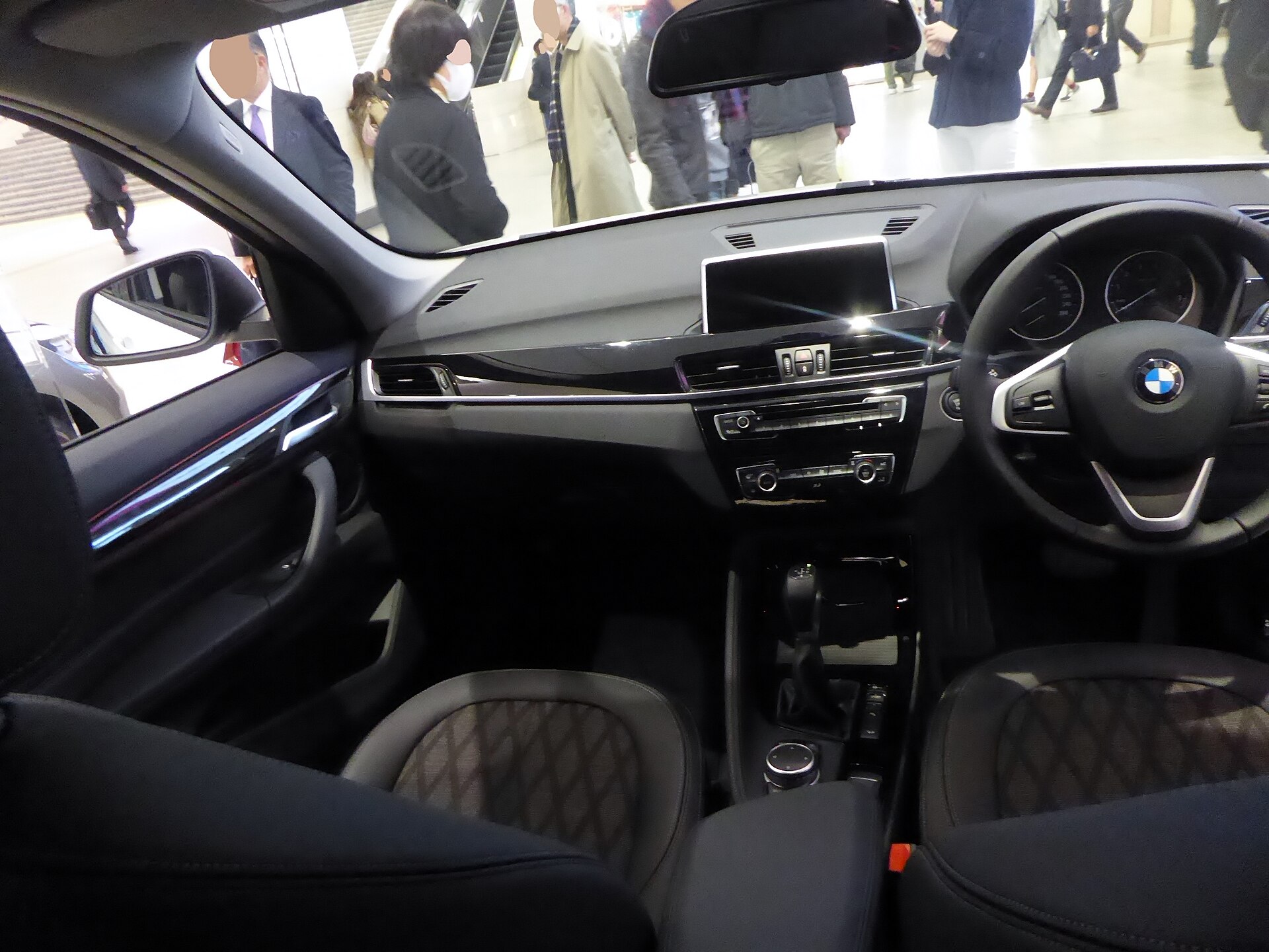 BMW X1 F48 xLine iç mekânı ve otomatik vites konsolu