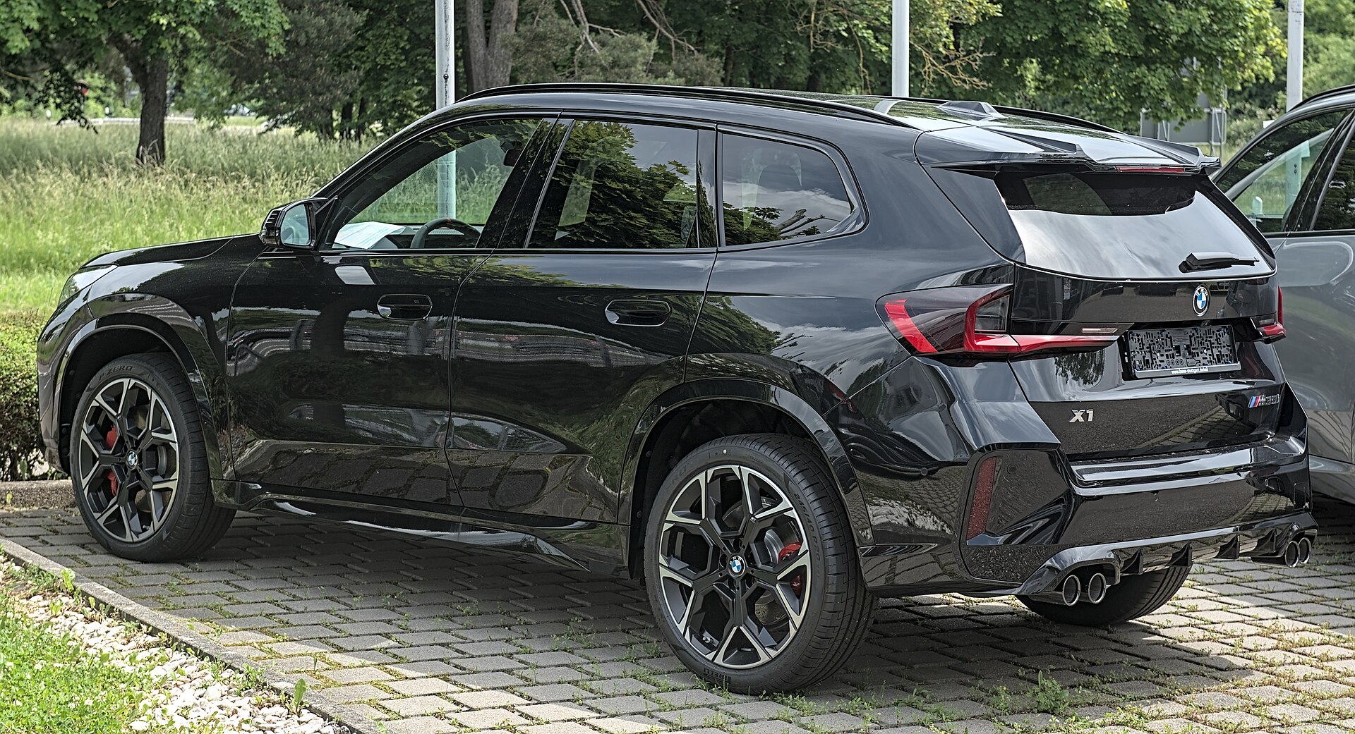 BMW X1 U11 önden üç çeyrek görünüm