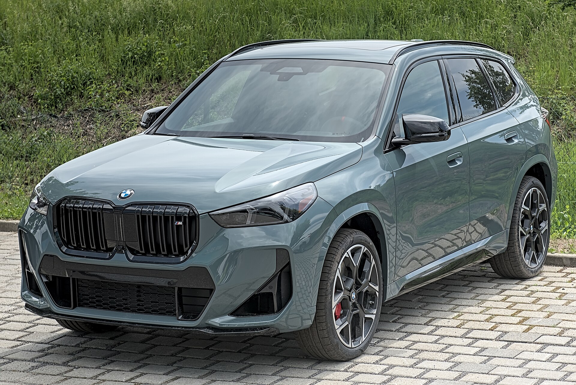 BMW X1 U11 arka üç çeyrek görünüm