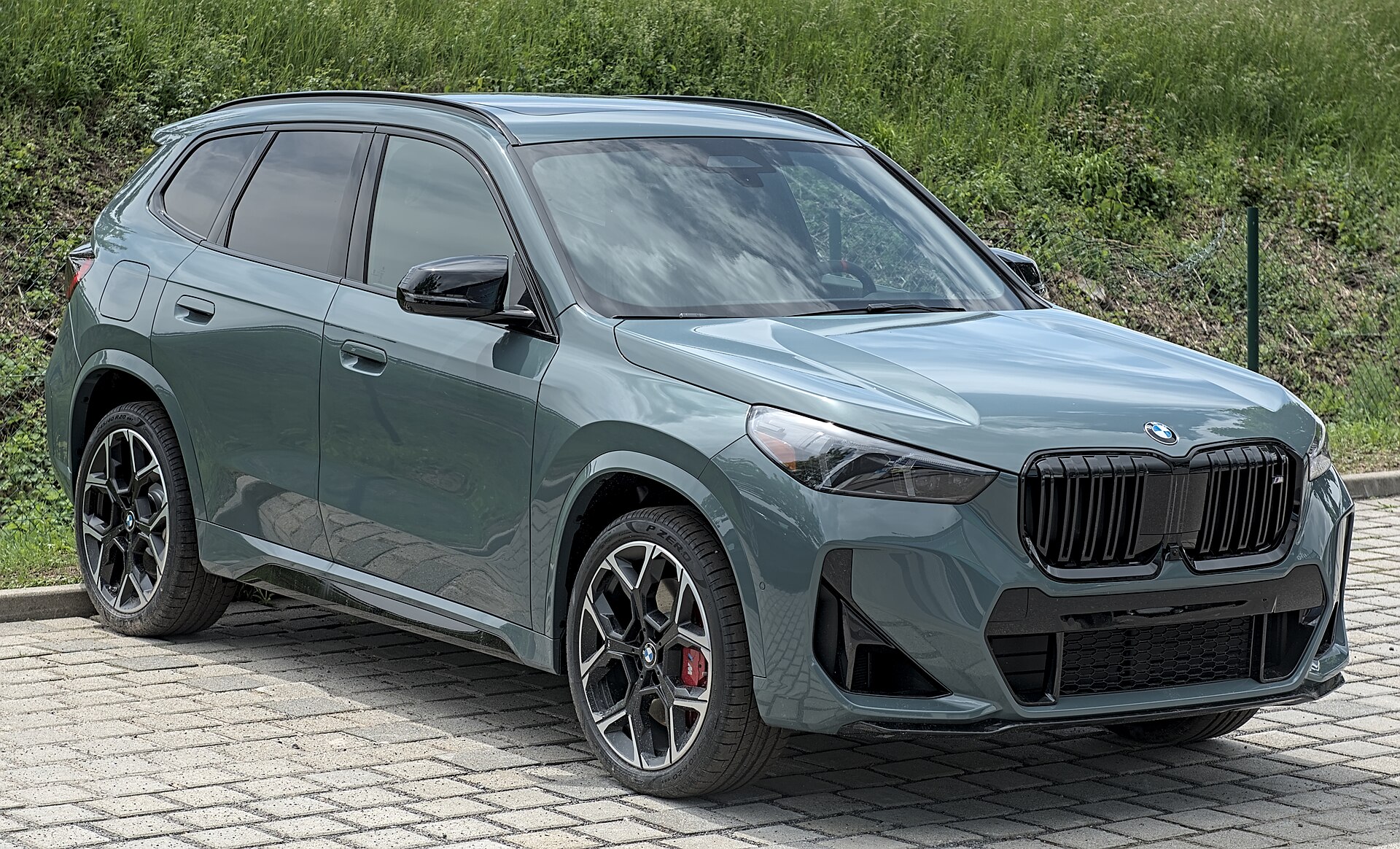 BMW X1 U11 yan görünüm