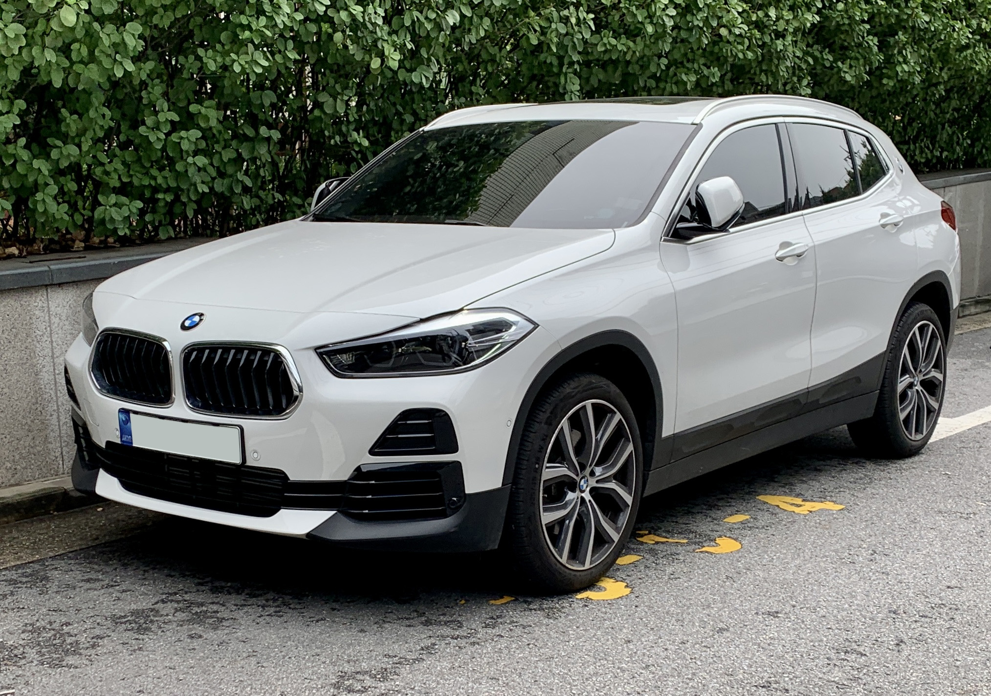 BMW X2 F39 arka çapraz görünüm