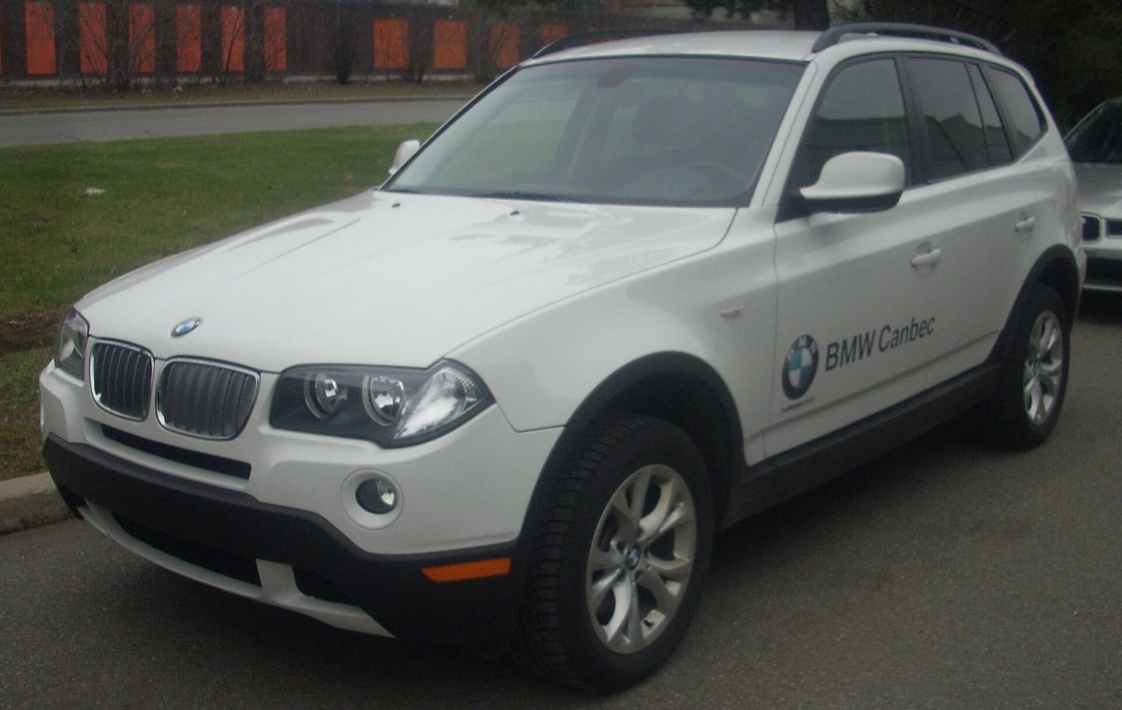 BMW X3 E83 kompakt SUV gövde ve kabin oranları