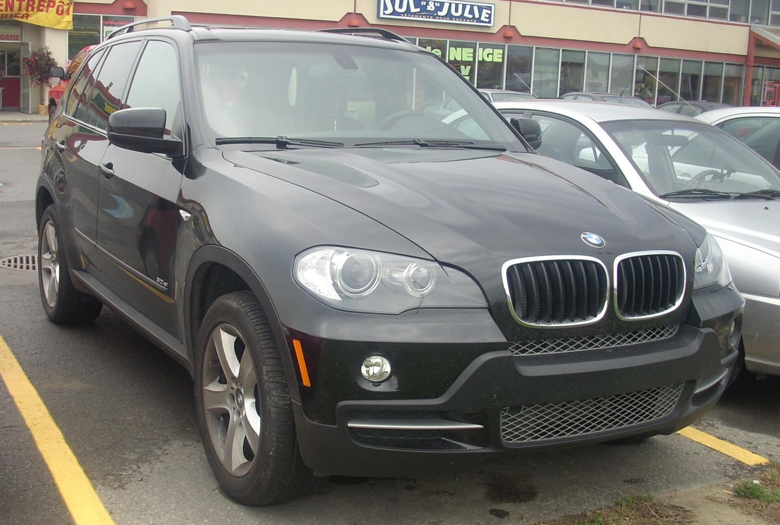BMW X5 E70 ön ve yan görünüş